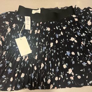 Wilfred skirt from aritzia (small) tags attached